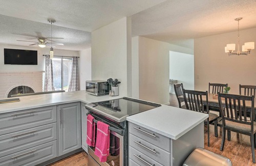 Sacramento House | Modern Sacramento Home w/ Yard: 12 Mi to Dtwn