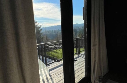 Castle Rock House | Modern Sanctuary with Mountain Views and Spa