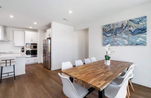 Santa Clara House | Modern Santa Clara Escape