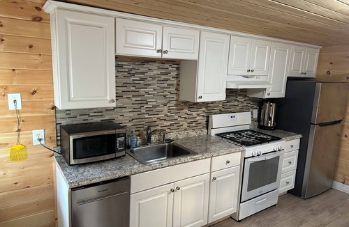 Tannersville Ski Chalet | Modern Sauna 8BR Sleeps 284+ HOT tub Just 5 mins to Hunter Mountain