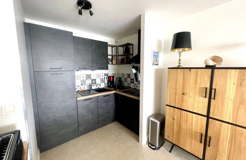 Les Sables d'Olonne Apartment | Modern sea-facing apartment with garage and free WiFi