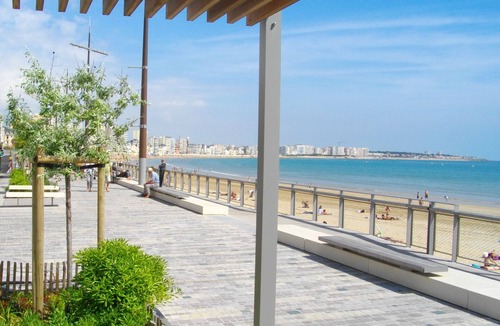 Les Sables d'Olonne Apartment | Modern sea-facing apartment with garage and free WiFi