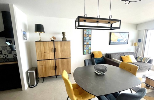 Les Sables d'Olonne Apartment | Modern sea-facing apartment with garage and free WiFi