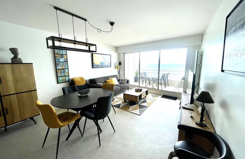 Les Sables d'Olonne Apartment | Modern sea-facing apartment with garage and free WiFi
