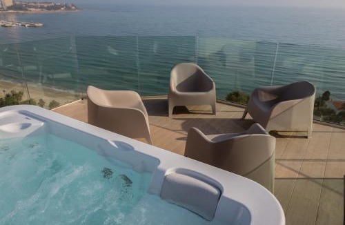 L'Albufereta Apartment | Modern sea front jacuzzi Blue Sky