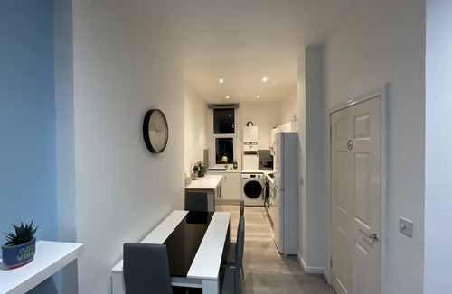 Cliftonville House | Modern Sea View Apartment