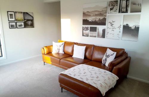 Cowes House | Modern Seaside Boho incl Breakfast