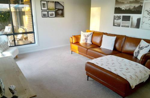 Cowes House | Modern Seaside Boho incl Breakfast