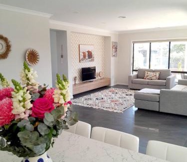 Cowes House | Modern Seaside Boho incl Breakfast