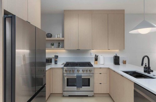 Crown Hill Condo | Modern Seattle Stay Rooftop Views & Ensuite BRs