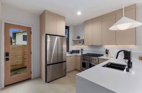 Crown Hill Condo | Modern Seattle Stay Rooftop Views & Ensuite BRs