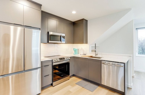 Holly Park Apartment | Modern Seattle Townhome: Walk to Light Rail!
