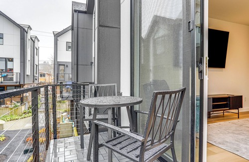 Holly Park Apartment | Modern Seattle Townhome: Walk to Light Rail!