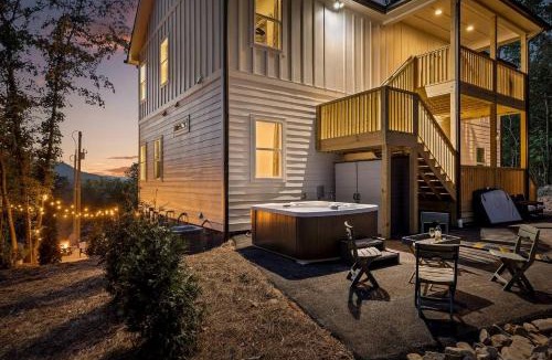 Rossville House | Modern Secluded Cabin with Hot Tub and Mountain Views in Fairview, Georgia