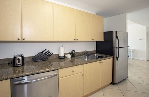 Coral Way Condo | Modern/Self Checkin/Parking/FastWIFI/PetsOk