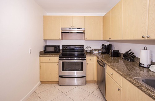 Coral Way Condo | Modern/Self Checkin/Parking/FastWIFI/PetsOk