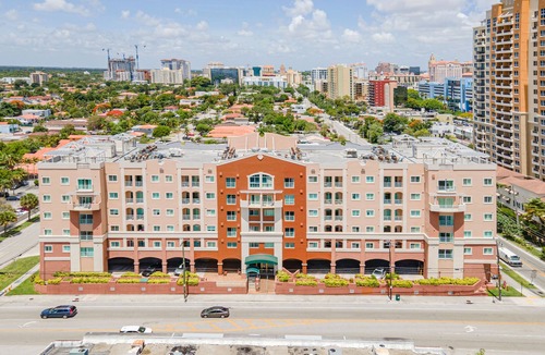 Coral Way Condo | Modern/Self Checkin/Parking/FastWIFI/PetsOk