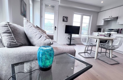 East Credit House | Modern Separate Entrance 1BR Suite w/Parking+Laundry|Airport