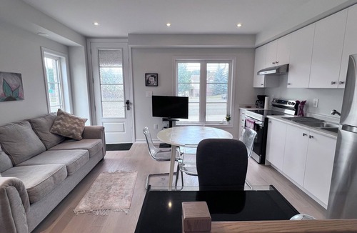 East Credit House | Modern Separate Entrance 1BR Suite w/Parking+Laundry|Airport