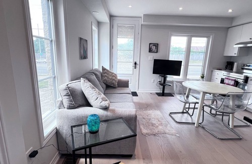 East Credit House | Modern Separate Entrance 1BR Suite w/Parking+Laundry|Airport