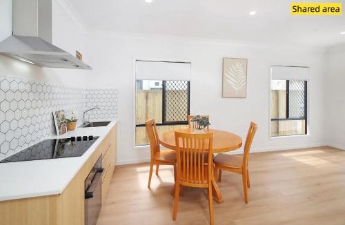 Kuraby House | Modern Serene Studio with Free Parking & New Build