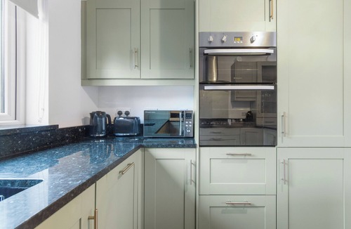 Epsom Apartment | Modern Serenity in Langley Vale