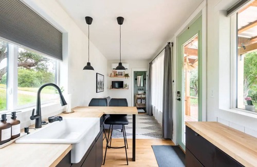Kingsland Cabin | Modern Shipping Container + Stunning Views + Pets + River