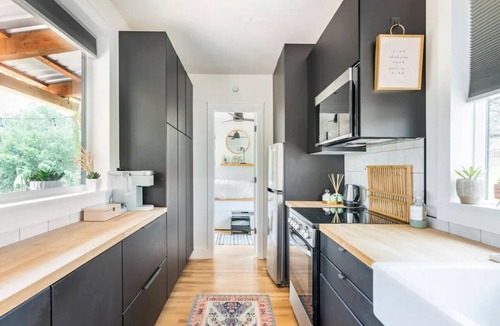 Kingsland Cabin | Modern Shipping Container + Stunning Views + Pets + River
