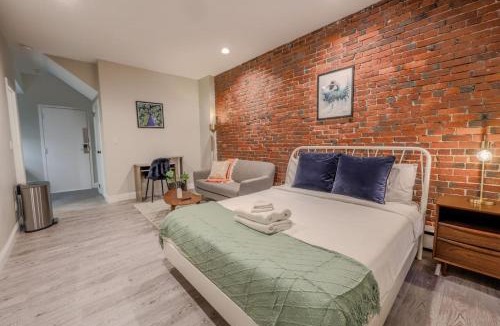 Prudential - St. Botolph Apartment | Modern Simple Studio South End
