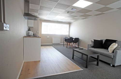 Bramcote Apartment | Modern Single-Floor Apartment - Sleeps 8