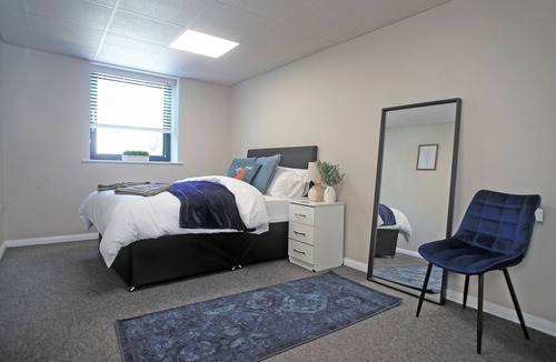 Bramcote Apartment | Modern Single-Floor Apartment - Sleeps 8