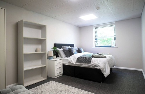 Bramcote Apartment | Modern Single-Floor Apartment - Sleeps 8
