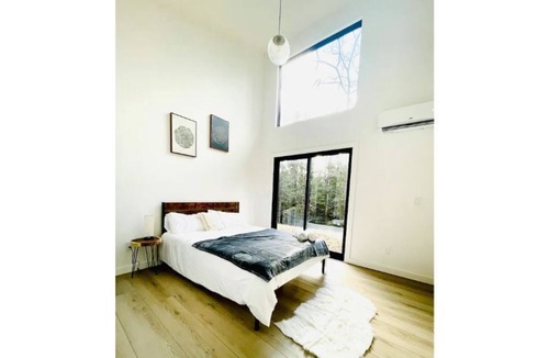 Haines Falls House | Modern Ski Getaway with Floor-to-ceiling Windows