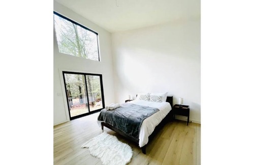 Haines Falls House | Modern Ski Getaway with Floor-to-ceiling Windows