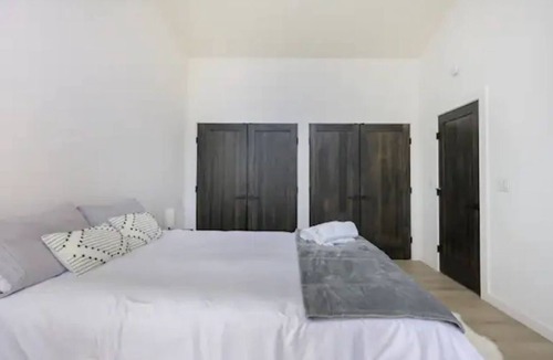 Haines Falls House | Modern Ski Getaway with Floor-to-ceiling Windows