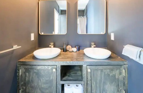 Haines Falls House | Modern Ski Getaway with Floor-to-ceiling Windows