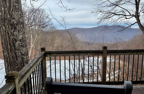 Pedlars Edge House | Modern Ski-In/Ski-Out Retreat – 3BR/2BA, Step-Free Entry