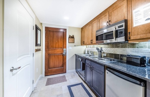 Winter Park Condo | Modern Ski-in/Ski-out Studio with Convenient Access to Communal Hot Tub
