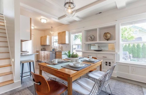 Richmond House | Modern, Sleek & Stylish: 2 blocks from Hawthorne!