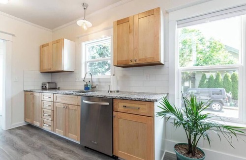 Richmond House | Modern, Sleek & Stylish: 2 blocks from Hawthorne!