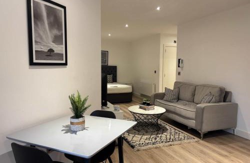 Barnt Green Apartment | Modern Solihull Studio Apartment with Free Parking & Kitchen