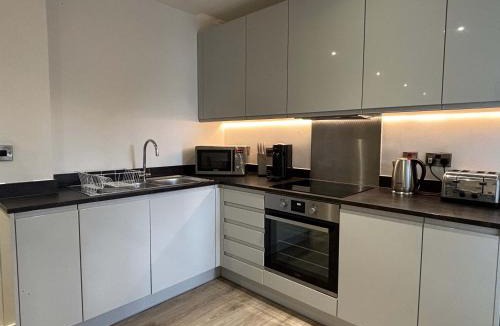 Barnt Green Apartment | Modern Solihull Studio Apartment with Free Parking & Kitchen