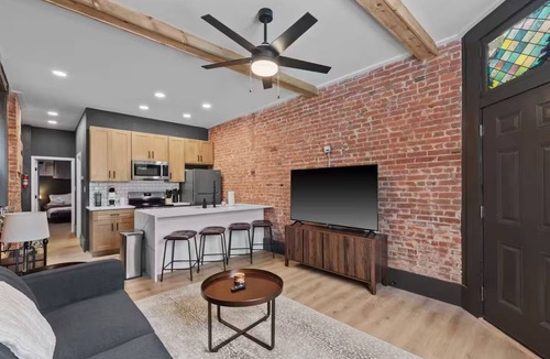 Soulard Apartment | Modern Soulard WiFi Laundry Queen Menard