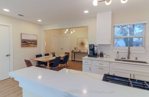Buckingham Estates House | Modern South Austin 3BR/4Bd Retreat | Big Fenced Yard 7mi to DT