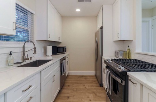Buckingham Estates House | Modern South Austin 3BR/4Bd Retreat | Big Fenced Yard 7mi to DT