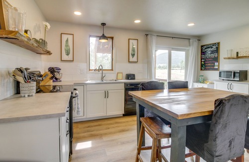 Ponderosa Pines House | Modern South Fork Vacation Rental w/Deck & Grill!