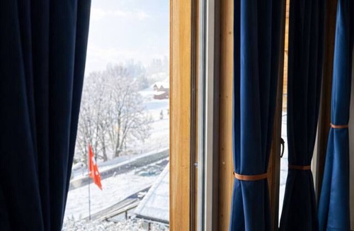 Bangerten Ski Chalet | Modern SPA Chalet AC Alps & Lake View Terrace BBQ near Interlaken
