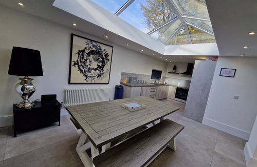 Cwmtaf House | Modern & Spacious 5 Bedroom Bungalow with Parking