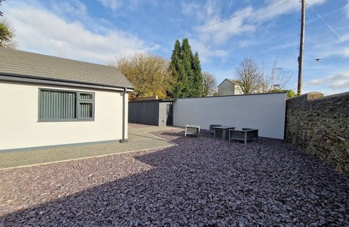 Cwmtaf House | Modern & Spacious 5 Bedroom Bungalow with Parking