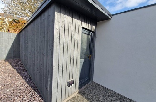 Cwmtaf House | Modern & Spacious 5 Bedroom Bungalow with Parking